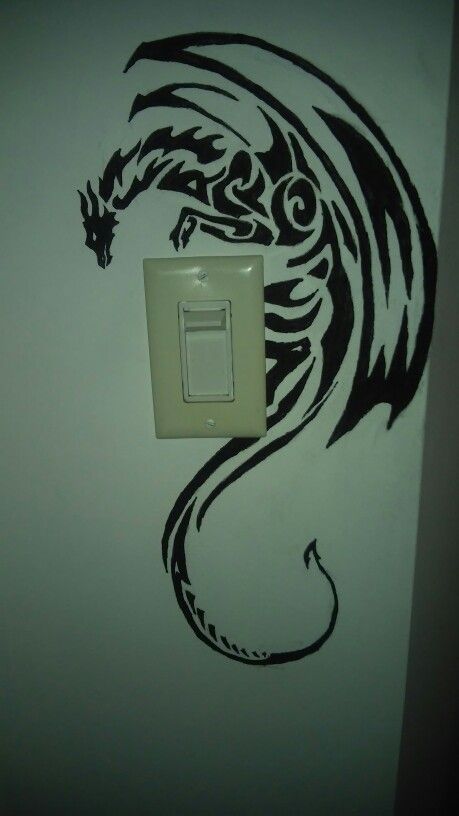 Mural Dragon Wall Art, Dragon Bedroom Decor, Trippy Door Painting Ideas, Cool Wall Drawings, Drawing On Bedroom Wall, Dragon Wall Painting, Painting On Wall Ideas, Wall Drawing Ideas Bedroom, Wall Design Drawing