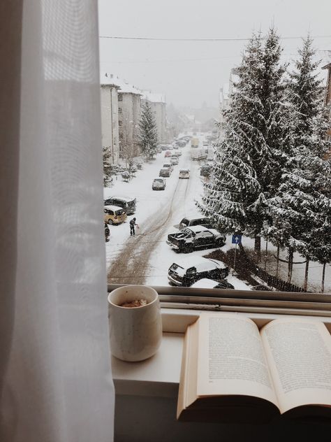 Cozy Snow Aesthetic, Aesthetic Winter Pics, Winter Morning Aesthetic, Soft Cozy Aesthetic, Winter Windows, Hygge Winter, Cozy Snow, Winter Hygge, Winter Books