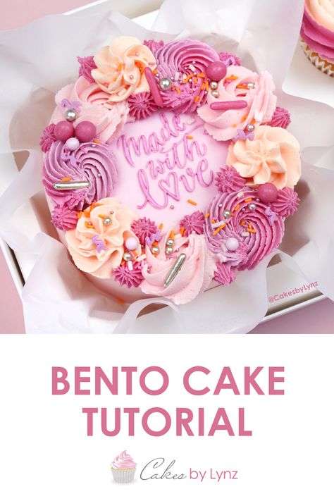 How to make a mini bento lunchbox cake tutorial Piping Buttercream Roses, Mini Buttercream Cakes, Easy Bento Cake Design, Cake Bento Box Ideas, How To Make Bento Cake, Bento Cake Box Ideas, Bento Cake Tutorial, Bento Box Cake With Cupcakes, Small Cakes Ideas Birthdays