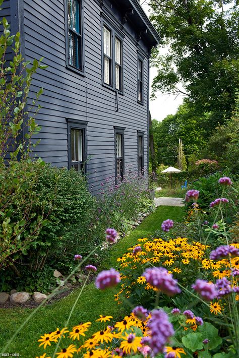 Restyling a Garden House: Paint It Black | Blog | ROGER + CHRIS Black Farmhouse Exterior, Home Exterior Colors, Building Planter Boxes, Cladding Exterior, Shiplap Cladding, Modern Gate, Paint Inspo, Dark House, Grey Houses