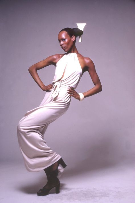 21 Vintage Photos Of Black Models Who Paved The Runway | HuffPost Naomi Sims, Vogue Poses, Black Supermodels, High Fashion Poses, History Of Fashion, African American Fashion, Fashion Modeling, Hello Ladies, Standing Poses