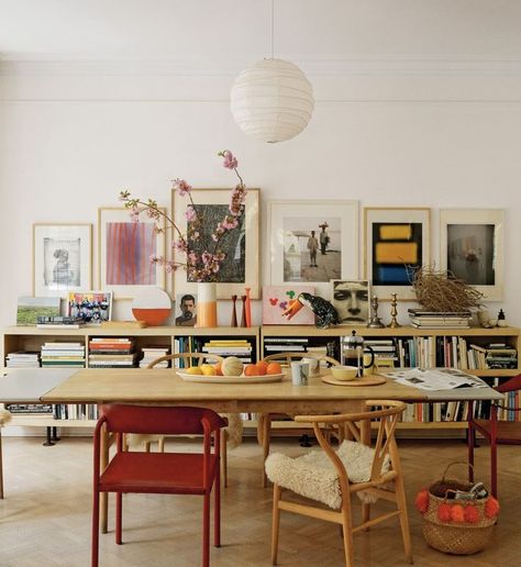 Modern Retro, Architectural Digest, Interior Inspo, Room Table, 인테리어 디자인, House Inspiration, Dining Room Table, Home Interior, Interior Inspiration