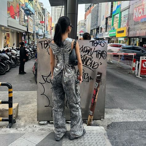 The ‘Spine Shirt’ by @belsaey . . . #moonbeamexhibitions #fashiondesign #sewing #fashion #futureoffashion Spine Project, Spine Shirt, Smocking Pattern, Smocking Tutorial, Sewing Fashion, Sewing Basics, Sewing Techniques, Fashion Sewing, Graduation Dress