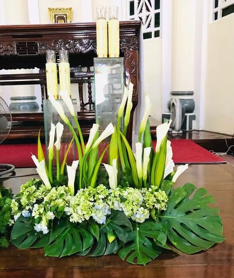 Ikebana fresh flowers arrangement Easter Church Flowers, Large Rock Landscaping, Luxury Flower Arrangement, Arreglos Ikebana, Church Altar Decorations, Tropical Floral Arrangements, Tropical Flower Arrangements, Easter Flower Arrangements, Altar Arrangement