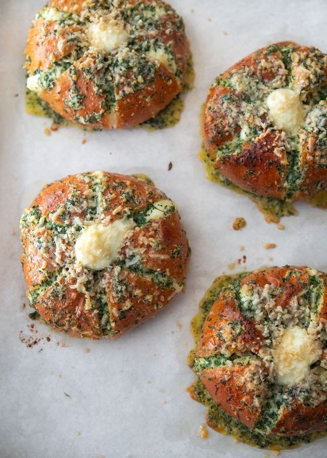 This Korean cream cheese garlic bread is the ultimate recipe with blend of sweet cream cheese and garlic butter on store-bought rolls. Korean Cream Cheese Garlic Bread, Cream Cheese Garlic Bread, Korean Cream, Cheese Garlic Bread, Garlic Rolls, Cream Cheese Bread, Homemade White Bread, Garlic Cheese Bread, Savory Pies