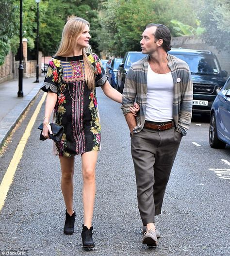 Phillipa Coan, Jude Law Style, Physic Garden, Gorgeous Man, Dad Fashion, Jude Law, Famous Couples, Old Money Style, Cool Outfits For Men