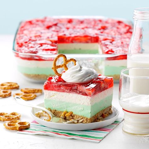 Strawberry Lime Pretzel Salad, Christmas Pretzel Salad, Recipes Using Jello, Strawberry Congealed Salad, Dessert Kingdom, Pretzel Salads, Jello Dishes, Congealed Salads, Holidays Desserts