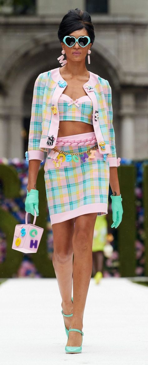 Nyfw 2022, Amber Aesthetic, Moschino Barbie, Moschino Fashion Show, Drag Clothing, Moschino Fashion, Women's Runway Fashion, Candy Floss, Art Dress