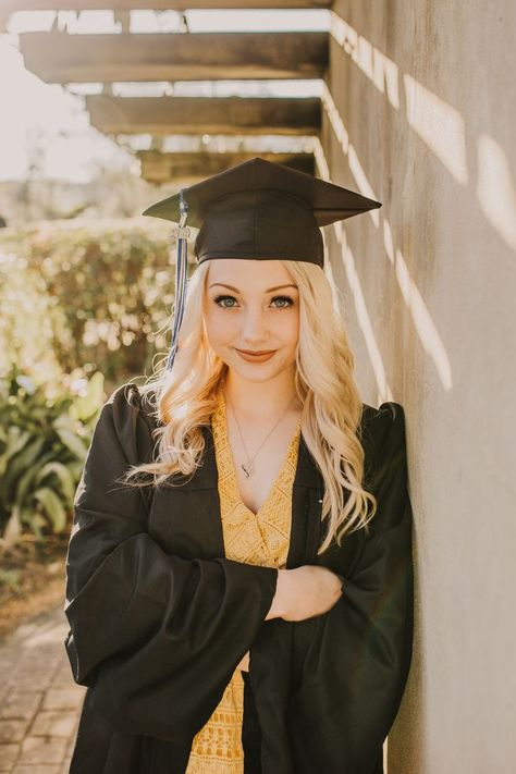 Best Graduation Pictures, Best Friend Graduation Photoshoot Ideas, High School Graduation Cap And Gown Pictures, High School Cap And Gown Pictures, Fun Graduation Pictures, Creative Graduation Pictures, Unique Graduation Pictures, Cap And Gown Senior Pictures, High School Graduation Pictures