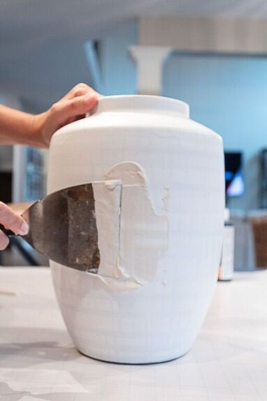 Find out how to create your own high-end pottery pieces with this easy DIY plaster vase tutorial. Plus get my best tips for working with plaster of paris. Hint, it’s tricky! This post contains affiliate links. Please see my full disclosure policy for more details. This project is one of my favorite topics of the month! It’s part of my Thrifty Thursday series where I team up with some other talented bloggers to show you how to make more of your home for less. Be sure to c… Uses For Plaster Of Paris, Plaster Of Paris Vase Diy, Diy Plaster Pot, Diy Plaster Lamp, Plaster Pots Diy, Diy Plaster Vase, High End Crafts, Diy Textured Vase, Plaster Of Paris Crafts