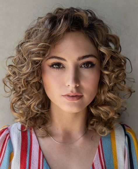 Medium Curly Hairstyle for Round Faces Hair Round Face, Natural Curly Hair Cuts, Curly Hair Photos, Short Curly Haircuts, Medium Curly Hair Styles, Haircuts For Curly Hair, Round Face Haircuts, Curly Hair Inspiration, Penteado Cabelo Curto