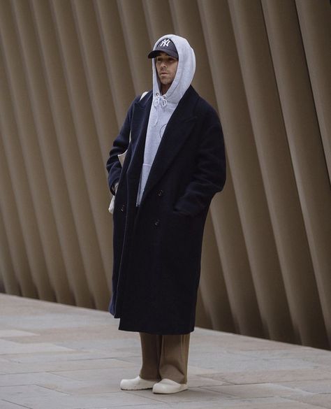 Men’s Long Black Coat Outfit, Men Black Trench Coat Outfit, Navy Overcoat Men Outfit, Fasion 2023 Winter, Overcoat Outfits Men, Black Coat Outfit Men, Peacoat Outfit Men, Oversized Coat Outfit, Cap Outfit Men