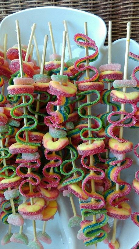 Gummy Candy Kabobs, Market Day Ideas, Rodjendanske Torte, Candy Kabobs, Sweet Sixteen Birthday Party Ideas, Party Food Platters, Pool Birthday Party, Birthday Party Food, Sweet Snacks Recipes