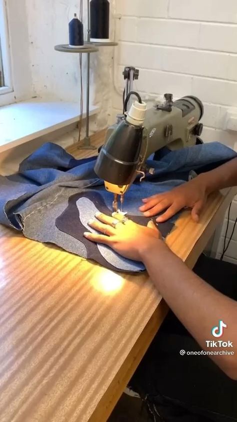 diy flow jeans Denim Ideas Creative, Jeans Remake Diy Ideas, Denim Rework Ideas, Denim Remake Ideas, Upcycled Pants Ideas, Tuneando Jeans, Remake Clothes Refashioning Ideas, Creative Jeans Design, Jean Custom Ideas