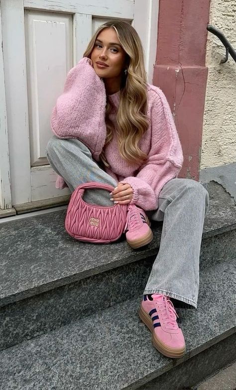 Girly Autumn Outfits Aesthetic, Pink Sneakers Outfit, Pink Shoes Outfit, Pink Sweater Outfit, Samba Outfit Ideas, Adidas Samba Outfits, Samba Outfits, Looks Adidas, Adidas Samba Outfit