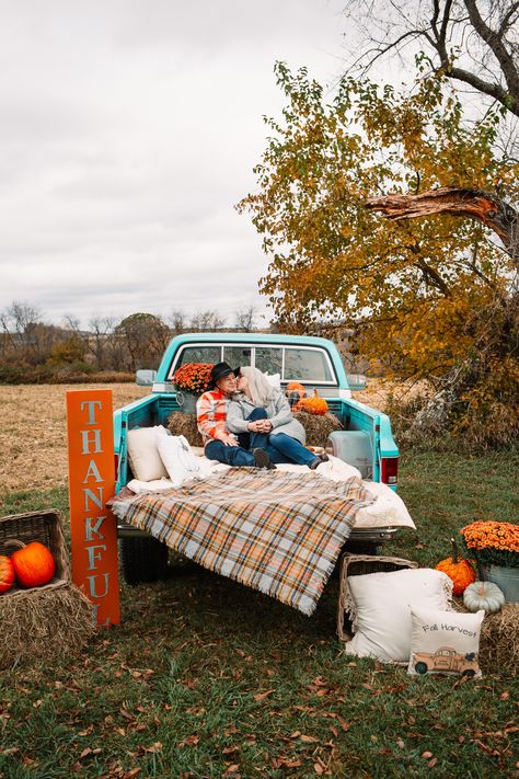 Fall Mini Truck Sessions, Back Of Truck Fall Pictures, Fall Family Pictures With Old Truck, Fall Blanket Photoshoot, Truck Bed Family Photos, Fall Truck Bed Photoshoot, Fall Vintage Truck Photoshoot, Fall Old Truck Photography, Red Truck Fall Pictures