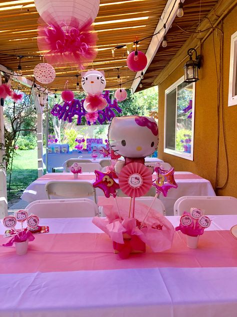 Hello Kitty Party Table Decor, Hello Kitty Centerpieces Table Decorations, Hello Kitty Party Centerpieces, Hello Kitty Table Centerpiece, Hello Kitty Pool Party Decorations, Kuromi Centerpieces, Hello Kitty Centerpiece Ideas Diy, Sanrio Centerpiece Ideas, Sanrio Quinceanera