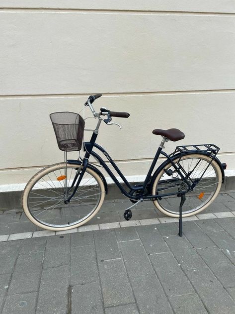 City Bike Aesthetic, Bicycle Aesthetic, Bicycle Pictures, Bike With Basket, Rainy City, Bike Aesthetic, Velo Vintage, Pretty Bike, Clothes Korean Style