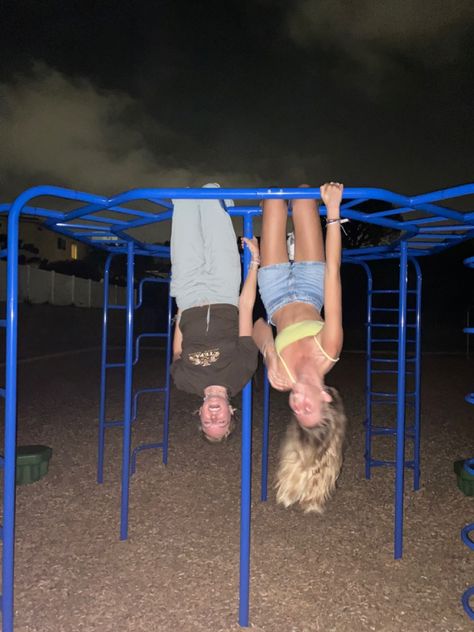 Night at the park with bestie Night Bestie Pics, Cute Pictures To Take With Best Friend, Random Photos To Send To Friends, Bestie Cute Pics, Pics To Take With Friends At Home, Park Pics With Friends, Pictures For Two Friends, Bestie Pictures To Recreate, Funny Photos To Recreate With Your Bff