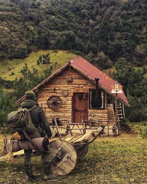 Simple Cabin, Tenda Camping, Bushcraft Camping, Cabin Living, Log Cabin Homes, Tiny House Cabin, Cabins And Cottages, A Log, Cabin Life