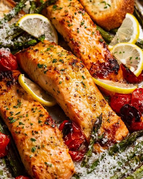 Lemon garlic salmon tray bake - easy & healthy! Salmon Tray Bake, Lemon Garlic Salmon, Parmesan Asparagus, Tray Bake Recipes, Garlic Salmon, Healthy Salmon Recipes, Tray Bake, Recipetin Eats, Recipe Tin