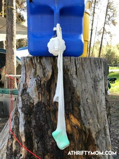 Camping hack, wash your hands when camping - A Thrifty Mom - Recipes, Crafts, DIY and more Car Organization Hacks, Camping Hack, 1000 Lifehacks, Camping Bathroom, Zelt Camping, Camping 101, Mom Recipes, Camping Inspiration, Camping Hacks Diy