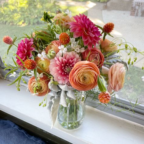 Dahlias And Ranunculus, Pink And Orange Ranunculus, Dalia And Peony Bouquet, Dahlia And Ranunculus Bouquet, Dahlia Ranunculus Bouquet, Dahlia Flower Arrangements Wedding, Ranunculus Table Arrangement, Ranunculus Flower Arrangements, Rannaculus Flower Wedding