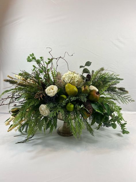 SBBlumenDesign - Etsy November Wedding Greenery, Pine Arrangements, Winter Floral Arrangements Centerpieces, Floral Centerpieces For Home, Christmas Floral Centerpieces, Christmas Arrangements Centerpieces, Vintage Flower Arrangements, Winter Flower Arrangements, Fruit Christmas