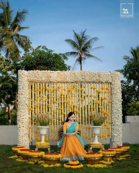 Haldi Theme Ideas, Mangalasnanam Decorations, Haldi Theme Decoration, Engagement Backdrops, Stage Inspiration, Reception Decoration Ideas, Leaf Decor Wedding, Haldi Decoration Ideas, Haldi Ceremony Decorations