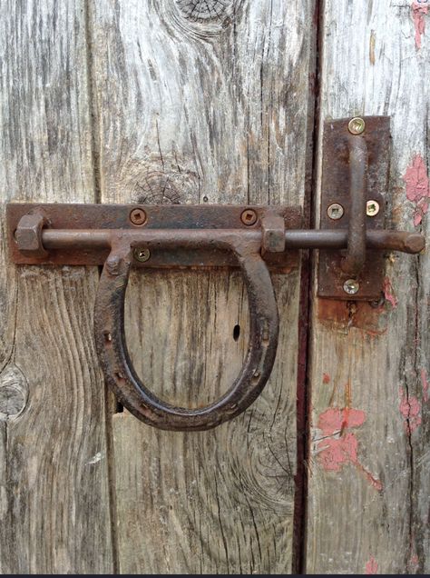 I want one of these door handles! Art Fer, Barn Door Latch, Horseshoe Projects, Backyard Oasis Ideas, Horseshoe Decor, Horseshoe Crafts, Welding Art Projects, Barn Plans, Horseshoe Art