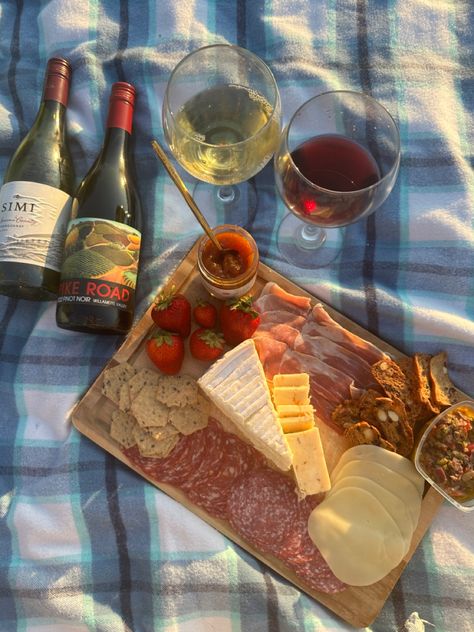 Aesthetic Charcuterie Board, Aesthetic Charcuterie, Summer Picnic Aesthetic, Activities Friends, Wine Picnic, Picnic Aesthetic, Summer Wines, Wine Night, Wine Cheese