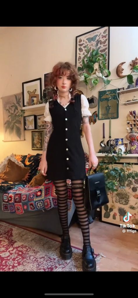 Fairy Goth Outfit, Phoebe Buffay Aesthetic, Cottage Core Autumn, 70s Fairy, Witch Aesthetic Outfit, Summer Goth Outfits, Wednesday Addams Outfit, Fairy Witch, Dark Street