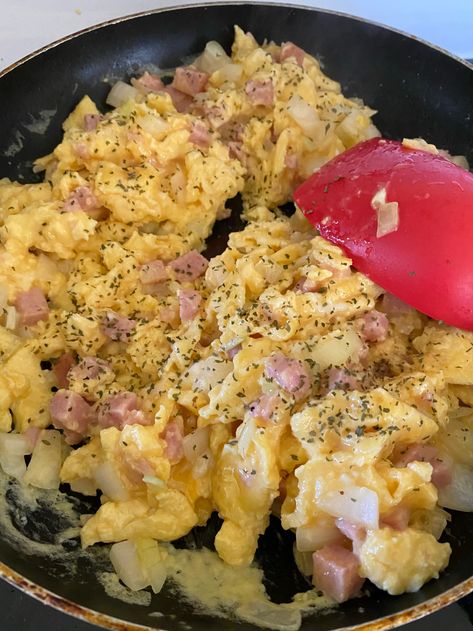 Loaded Scrambled Eggs – Foodie Mumma Ren Loaded Eggs, Ham Healthy Recipes, Scrambled Eggs With Ham, Bacon And Scrambled Eggs, Eggs Scrambled, Foodie Breakfast, Scrambled Eggs Breakfast, Eggs And Ham, Scramble Eggs