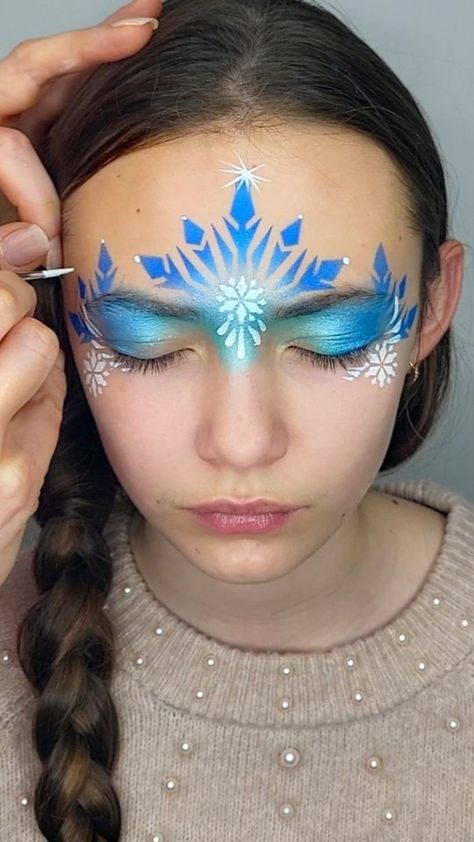 Greta Smartie | ❄️Snowflake Princess Mask❄️ I used: Diamondfx white TAG royal blue TAG splitcake pearl teal/pearl sky blue Face painting Kingart nr.2… | Instagram Elsa Crown Face Paint, New Years Face Paint, Face Paint Frozen, Snowflake Face Paint, Christmas Face Painting Easy, Blue Face Painting, Frozen Face Paint, Kids Halloween Face, Face Painting Halloween Kids