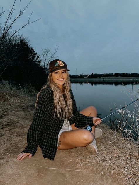 Country Southern Aesthetic, Western Inspo Pictures, Fishing Outfit Summer, Cute Country Summer Outfits, Country Girl Outfits Aesthetic, Cute Fishing Outfits, Summer Fishing Outfit, Country Instagram Pictures, Western Summer Aesthetic