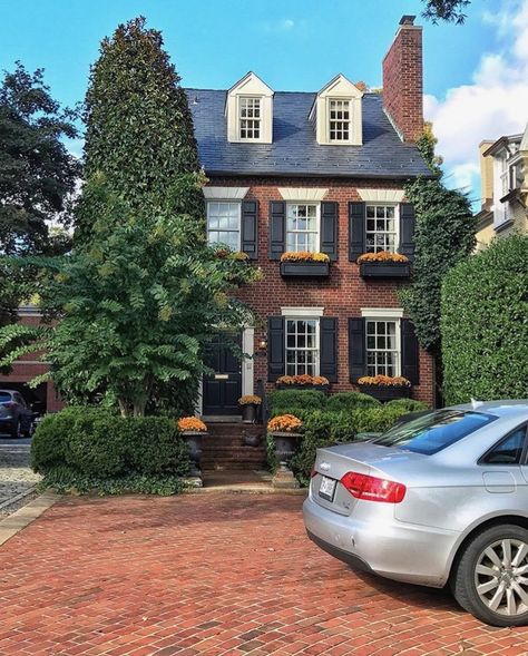 Such beautiful Colonial Architecture in Georgetown, DC Dc Brownstone, Georgetown Houses, Georgetown Townhouse, Dc Houses, Modern Colonial Exterior, Dc Townhouse, Modern Colonial Home, Colonial House Exterior, Brick Colonial House