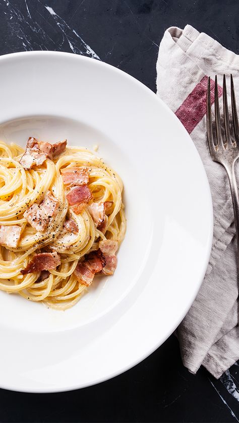 Adora comida italiana? Experimente esta massa carbonara  É daquelas pessoas que tem de ir uma vez por mês a um restaurante italiano? Para quando lhe apetecer ficar em casa, faça esta massa carbonara e leve Itália até à sua cozinha. Thicken Sauce, Carbonara Recept, How To Thicken Sauce, Pasta Italiana, Carbonara Recipe, Carbonara Pasta, Spaghetti Carbonara, Steak Dinner, Cooking Food