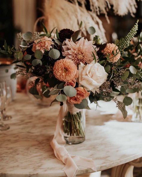 Rustic Chic Floral Arrangements, Cream Fall Wedding Flowers, Textured Wedding Bouquet, Brunnete Hairstyle Wedding, Wedding Florals Table Decor, Fall Wedding Table Centerpieces Flowers, Muted Fall Wedding Flowers, Rustic Wedding Flower Arrangements, Pillar Flowers Wedding Ceremony