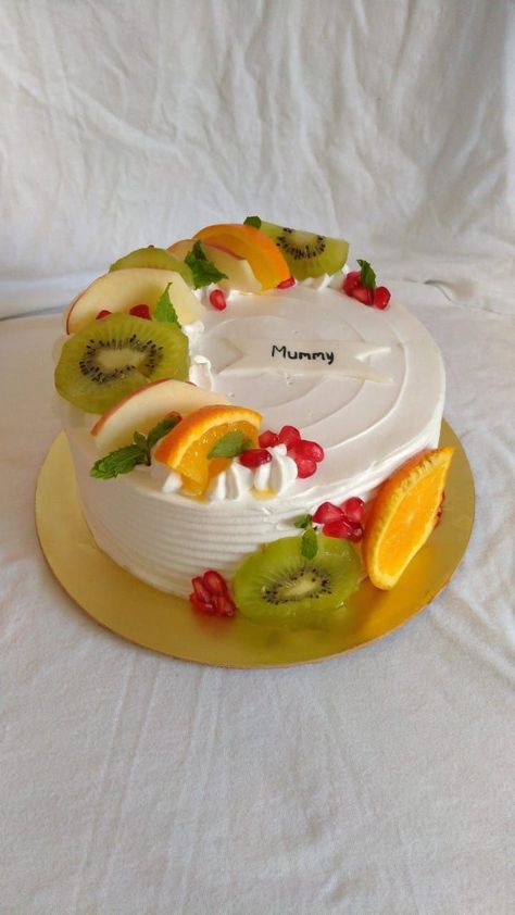 Fruit Cake Decoration Simple, Simple Cake Decorating With Fruit, Simple Fruit Cake Design, Mix Fruit Cake Design, Mix Fruit Cake Decoration, Birthday Cake With Fruit Decoration, Mixed Fruit Cake Design, Fruit Cake Designs Birthday, Fresh Fruit Cake Decoration Ideas