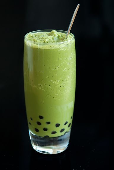 Matcha bubble tea slushie with Ghirardelli white chocolate syrup to sweeten.  Sounds like heaven! Boba Smoothie, Matcha Bubble Tea, Boba Recipe, Bubble Drink, Green Drink, Bubble Tea Boba, Green Tea Recipes, Iced Green Tea, Matcha Drink