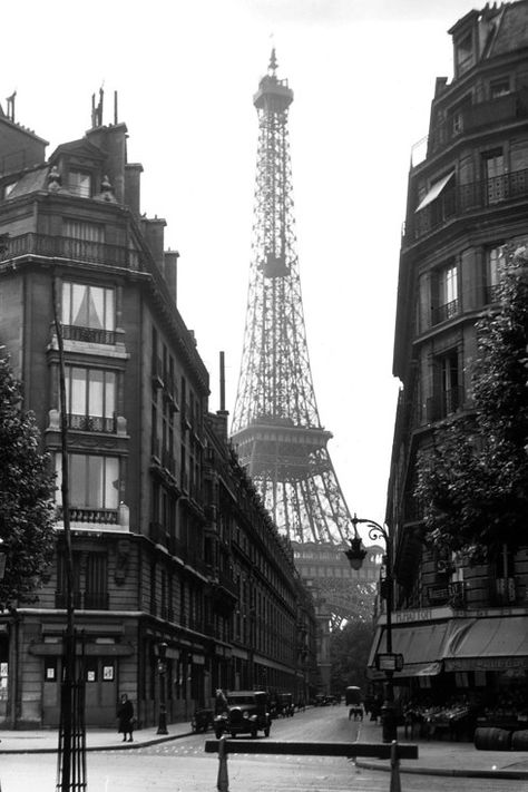 http://www.buzzfeed.com/gabrielsanchez/life-in-1920s-paris-looks-just-as-magical-as-you-think Torre Eiffel Paris, Eiffel Tower In Paris, City Of Paris, Tower In Paris, Old Paris, Black And White Photograph, Paris Vintage, Paris Pictures, Paris Photo