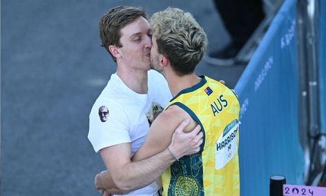 Australian athlete owns homophobic trolls by passionately kissing boyfriend after Olympic loss 4 Meaning, Olympic Judo, Boyfriend Justin, Boyfriend Kissing, Crochet Lovers, Sports Business, Kissing Him, Judo, Olympic Games