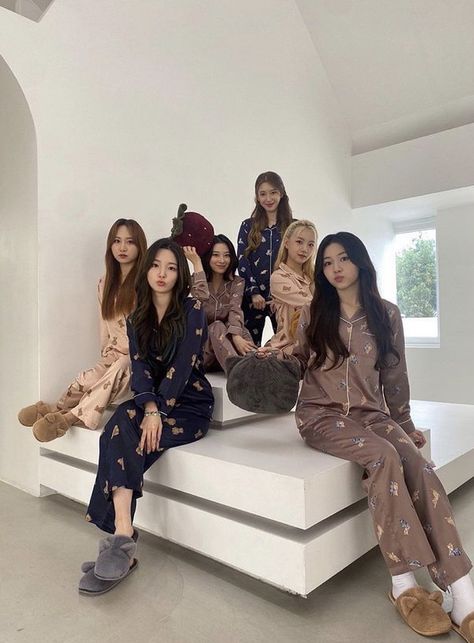 6 Girls Squad Aesthetic, Squad Aesthetic, 7 Friends, Boy And Girl Friendship, Girls Squad, Six Girl, Friendship Photoshoot, Rocket Punch, Girl Friendship