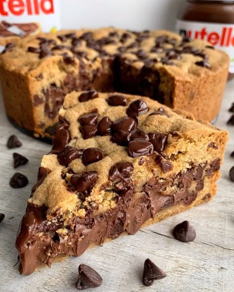 Fitwaffle Kitchen | Eloise on Instagram: “NUTELLA STUFFED COOKIE PIE 😍 Calling all chocolate and Nutella lovers! 🤩 This cookie pie is everything you need and more 🤤 Super soft and…” Stuffed Cookie Pie, Soft Chocolate Chip Cookies, Nutella Cookies, Nutella Recipes, Easy Baking Recipes Desserts, Tasty Baking, Think Food, Sweet Snacks Recipes, Cookie Pie