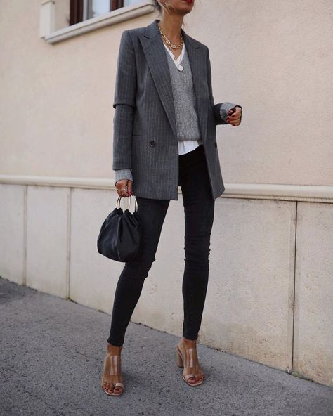 Style Année 80, Casual Chique Stijl, Work Outfits Frauen, Outfit Ideas For Fall, Minimalistic Outfits, Style Désinvolte Chic, Knit Jeans, Casual Work Outfit, Classic Suit