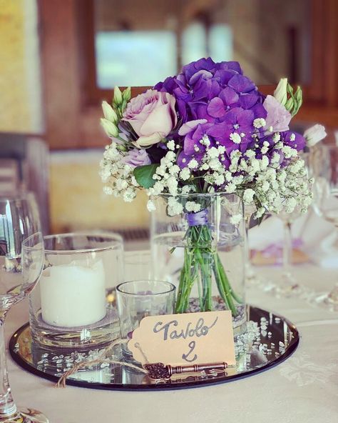 Purple Centrepiece, Wedding Table Centerpieces Purple, Purple Table Settings, Lilac Wedding Flowers, Purple Wedding Tables, Lila Party, Sweet 16 Centerpieces, Purple Wedding Centerpieces, Dark Wedding Theme