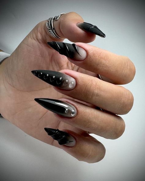 29 Stunning Ideas for Black Fall Nails 2024: Designs, Acrylic, Gel, and More Black Stiletto Nails Short, Black Fall Nails, Nails Gothic, Black Almond Nails, Soft Pink Nails, Bubble Nails, Black Stiletto Nails, Nail Types, Natural Nail Designs