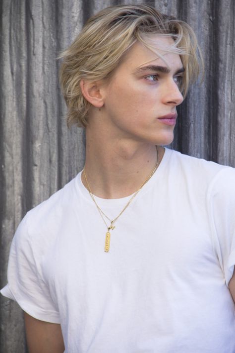 Polish Top Model Dominik Sadoch - Fashionably Male Platinum Blonde Men, Dominik Sadoch, Men Blonde Hair, Blonde Hair Green Eyes, Blonde Hair Boy, Mens Hairstyles Medium, Male Hair, Light Blonde Hair, Dirty Blonde Hair