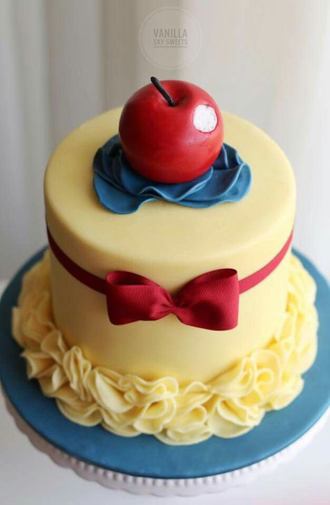 Snow white apple ruffle Mousse Au Chocolat Torte, Snow White Cake, Snow White Apple, Snow White Birthday Party, Disney Birthday Cakes, Snow White Birthday, Yellow Birthday, Snow White Party, Disney Cakes