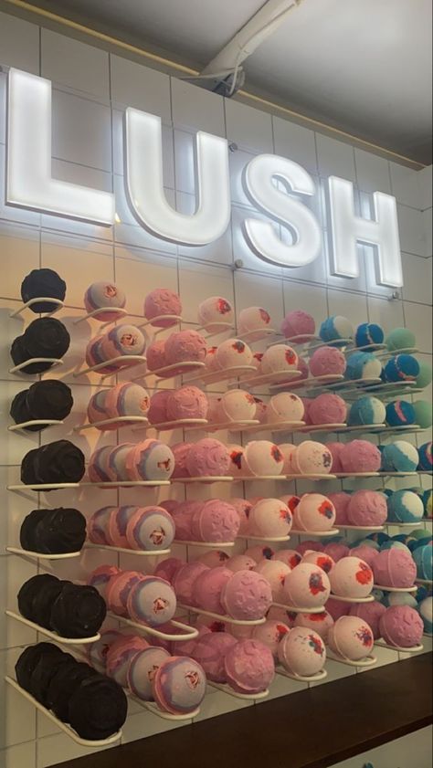 Lush Bath Aesthetic, Lush Christmas Products, Lush Bathbomb Aesthetic, Lush Interior, Lush Store, Bath Boms, Aesthetic Bath, Bath & Body Works, Skin Care Business